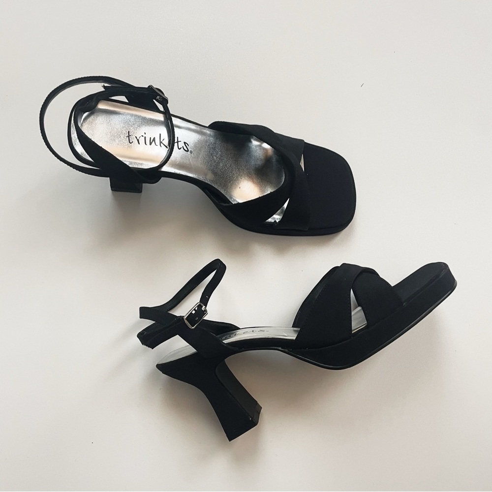 Vintage 90’s Trinkets Chunky Strappy Platform Sandals in Black Size 7
